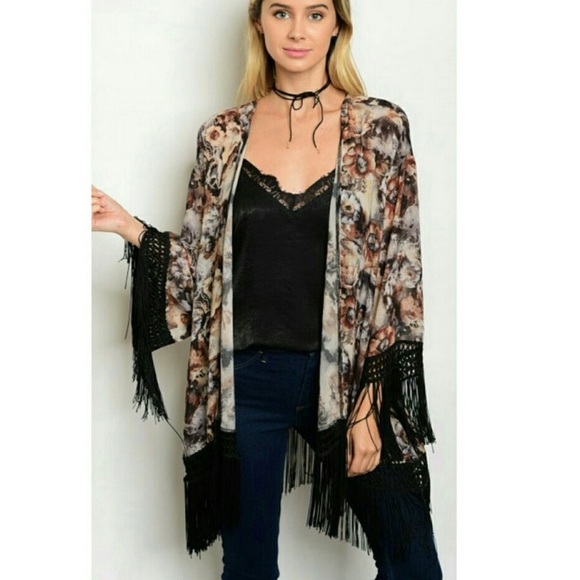 Tops - HOST PICK🎉Beautiful fringe kimono